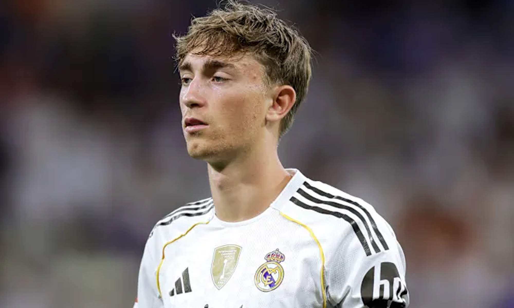 Dean Huijsen jugando un partido con el Real Madrid.