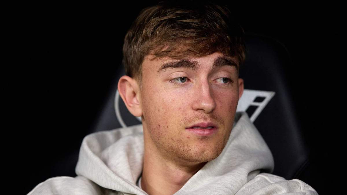 Dean Huijsen sentado en el banquillo del Real Madrid. Dean Huijsen sentado en el banquillo del Real Madrid.