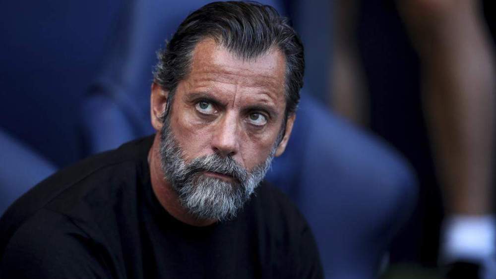 Quique Sánchez Flores sentado en un banquillo.