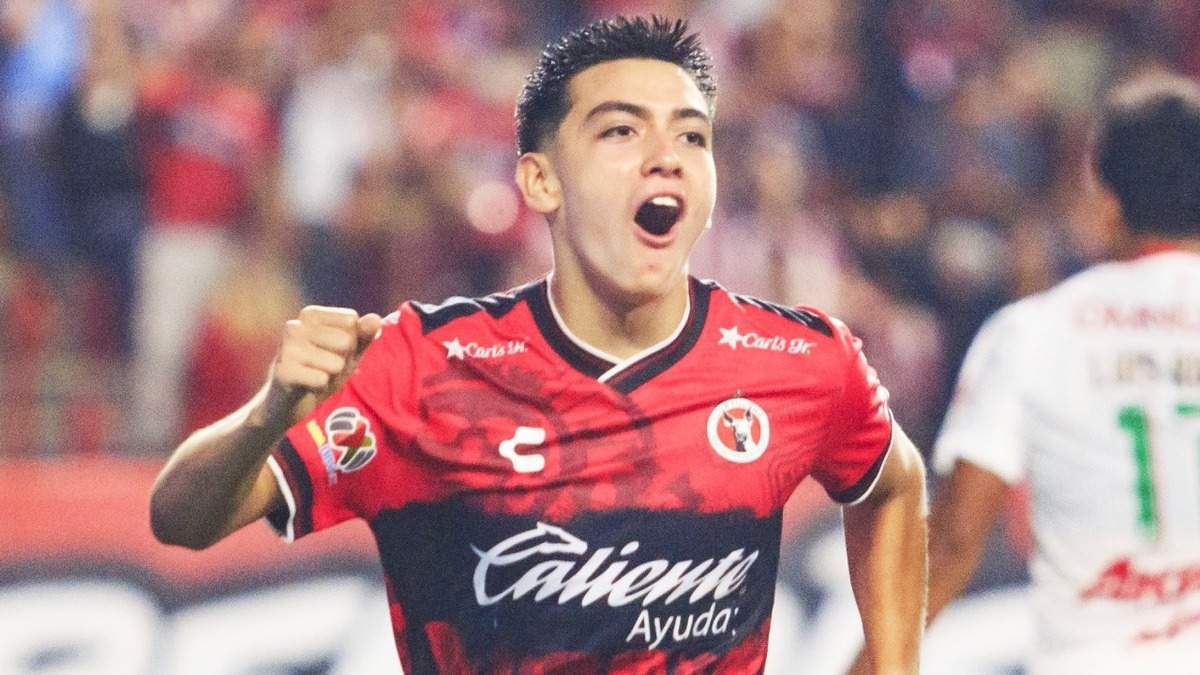 Gilberto Mora celebrando un gol con su equipo