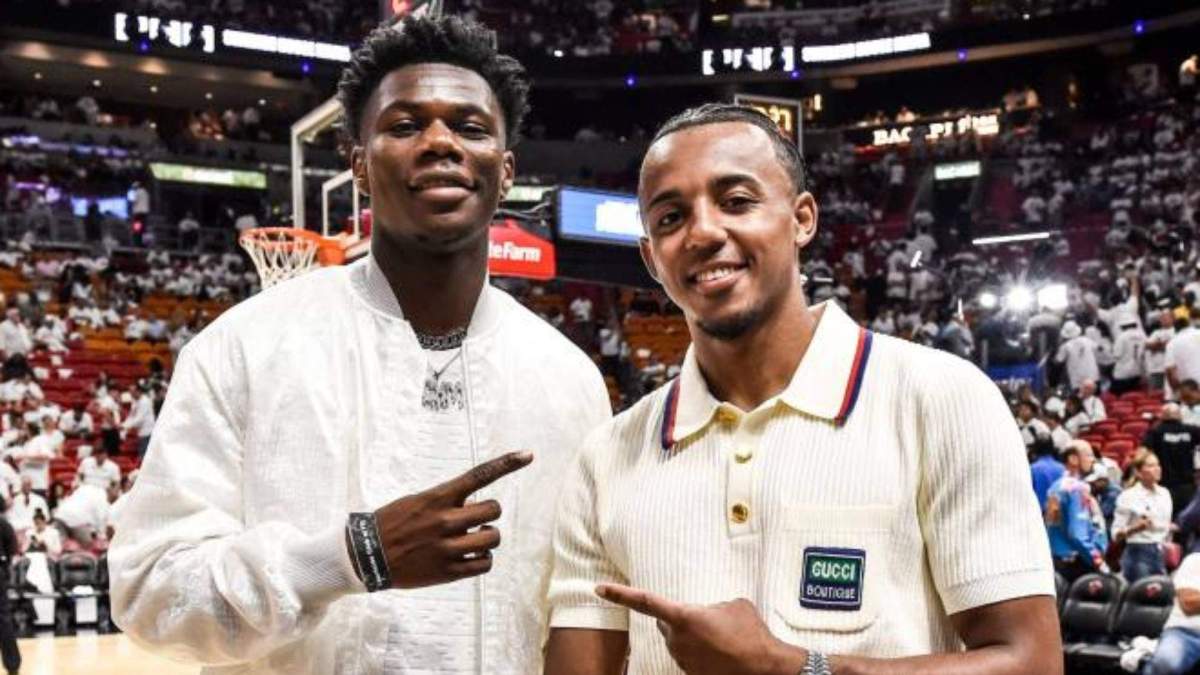 Tchouaméni disfrutando de un partido de baloncesto Tchouaméni disfrutando de un partido de baloncesto