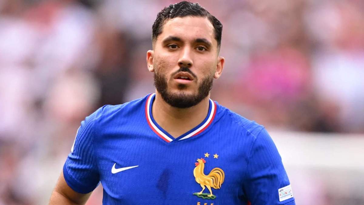 Rayan Cherki durante un partido con la selección francesa