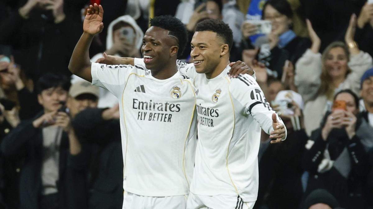 Vinícius Júnior y Kylian Mbappé celebrando un gol abrazados. 