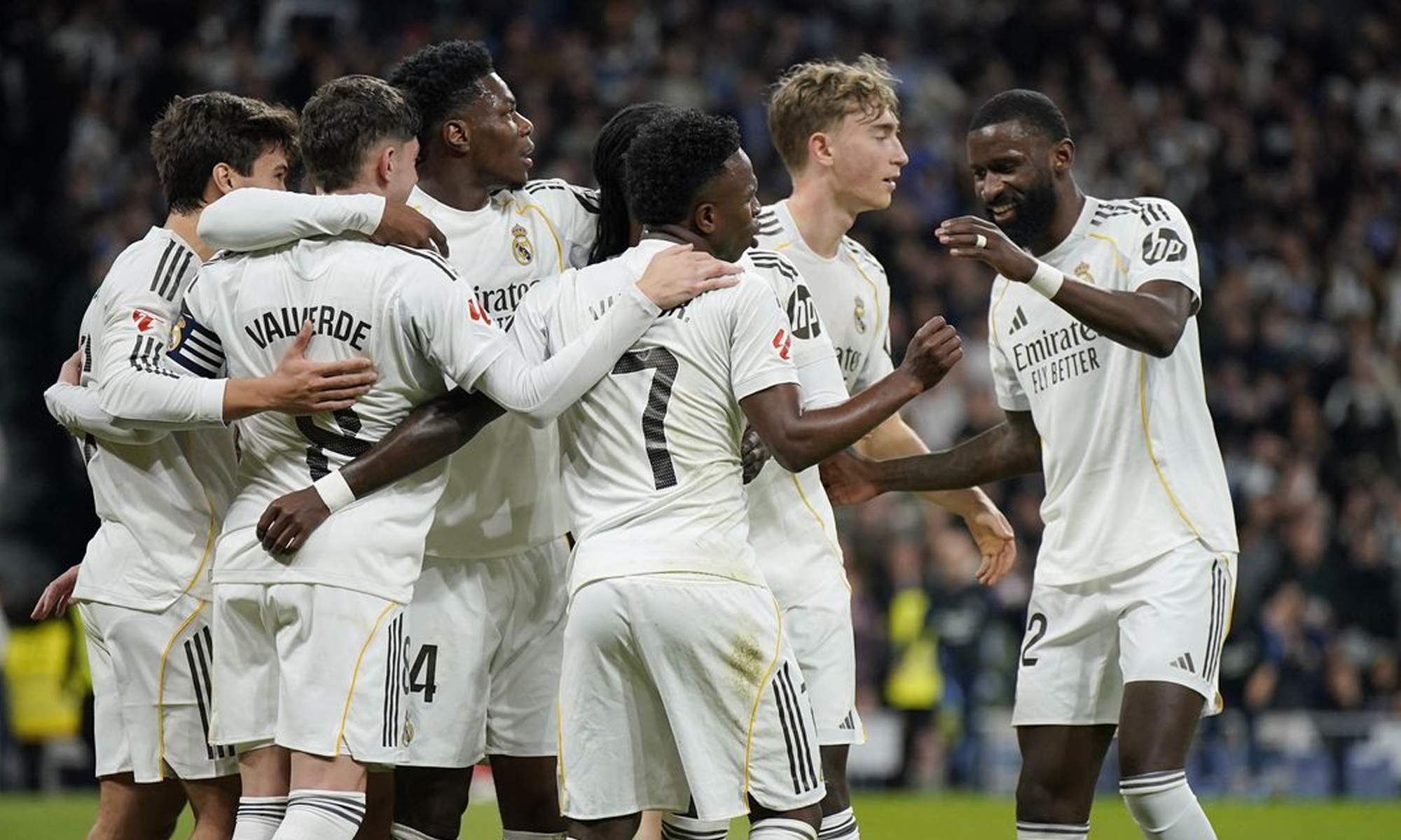 Dean Huijsen y Antonio Rüdiger durante un partido del Real Madrid.